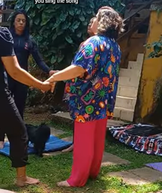 Exercício de constelação familiar em grupo, ao ar livre