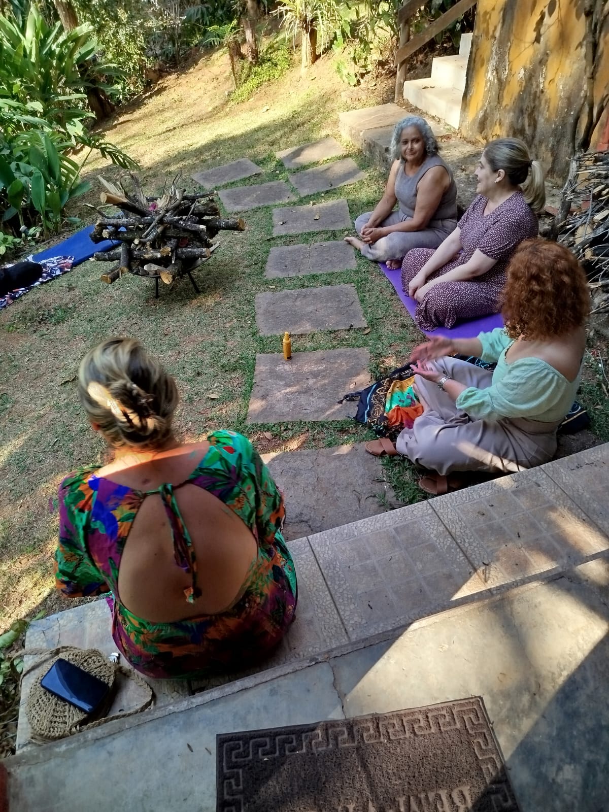 Grupo de mulheres reunidas em roda de conversa ao ar livre