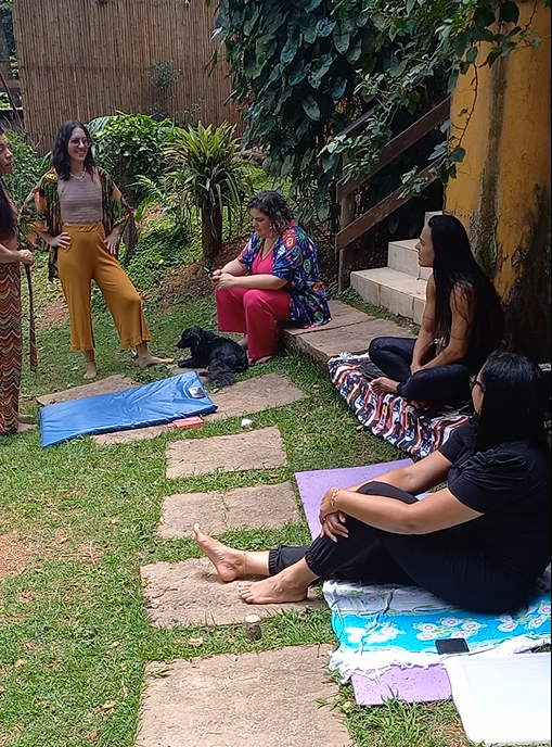 Grupo reunido em roda de partilha ao ar livre