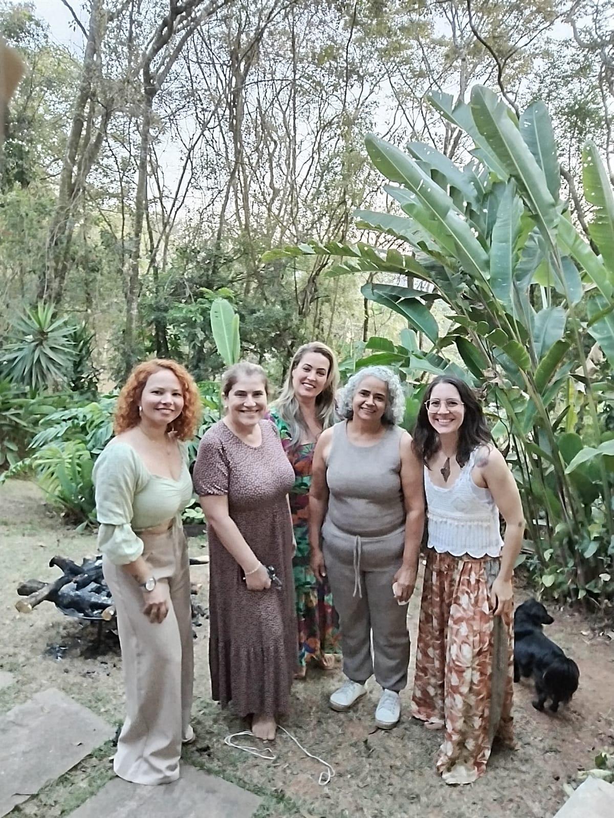 Grupo de mulheres reunidas ao ar livre, sorrindo